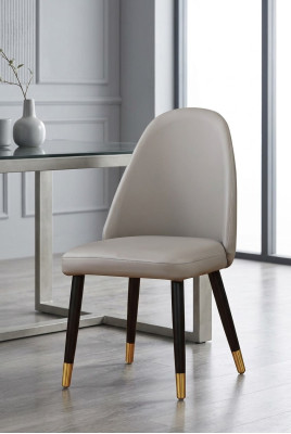 Onvergelijkbare stoel in grijs voor eetkamer in moderne stijl.