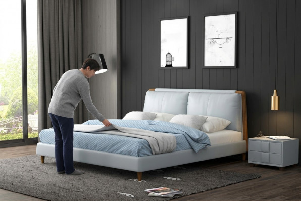 Moderne tweepersoonsbed van 180x200 in wit lederen design op houten poten.