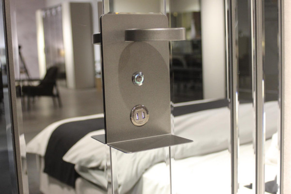 Exclusieve luxueuze slaapkamer set: bed, 2 nachtkastjes & bank