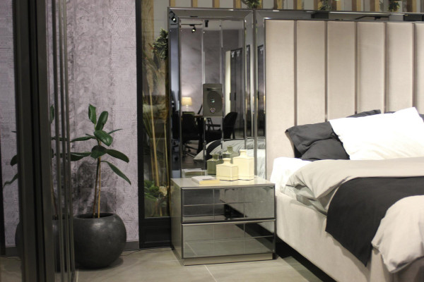 Exclusieve luxueuze slaapkamer set: bed, 2 nachtkastjes & bank