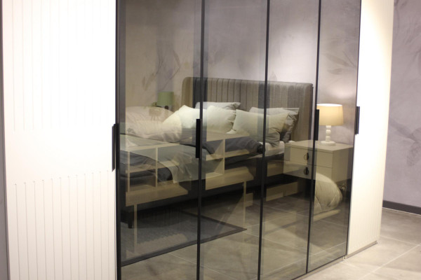 Nieuwe en moderne slaapkamer Hoge kwaliteit kledingkast met elegant design
