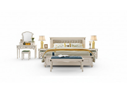 Edel tweepersoonsbed met luxe houten design en gestoffeerd hoofdeinde.