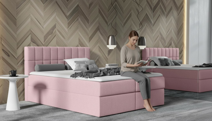Roze stoffen boxspringbed met textielontwerp, modern tweepersoons hotelbed met opbergruimte.