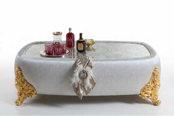 Exclusieve salontafel voor de woonkamer van hout is een prachtige aanvulling op uw interieur.
