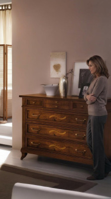 Houten ladekast in klassieke stijl op elegante poten voor woon- of slaapkamer.
