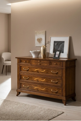 Houten ladekast in klassieke stijl op elegante poten voor woon- of slaapkamer.