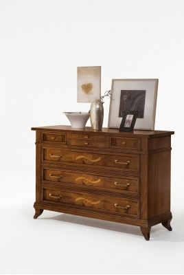Houten ladekast in klassieke stijl op elegante poten voor woon- of slaapkamer.