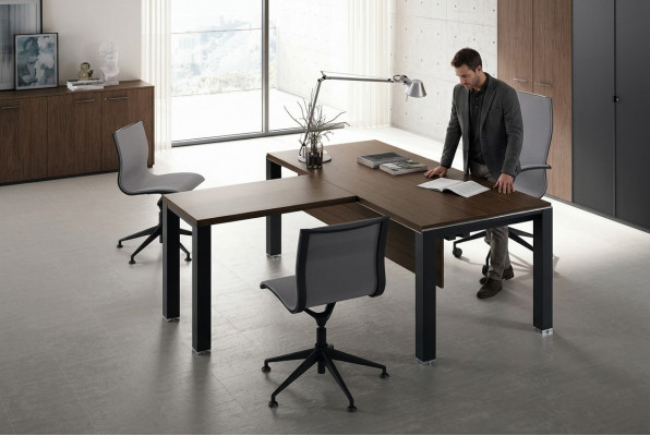 Schrijftafel Tafel met vergadertafel Cheftafel Frezza kantoorinrichting meubels