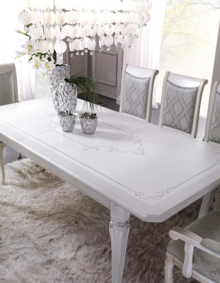 Eettafel set: tafel met 4 stoelen met leuningen, klassiek houten set van 5 stuks. Compleet.