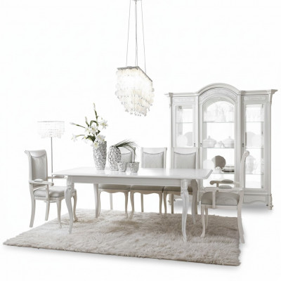Eettafel set: tafel met 4 stoelen met leuningen, klassiek houten set van 5 stuks. Compleet.