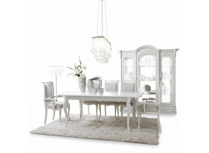 Eettafel set: tafel met 4 stoelen met leuningen, klassiek houten set van 5 stuks. Compleet.