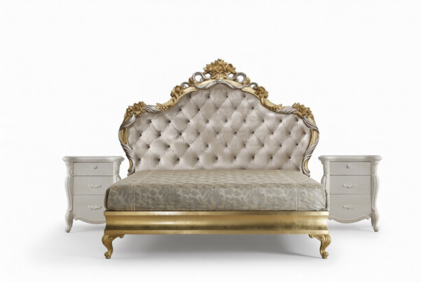 Mooi bed in klassieke stijl met een bewerkt hoofdeinde.