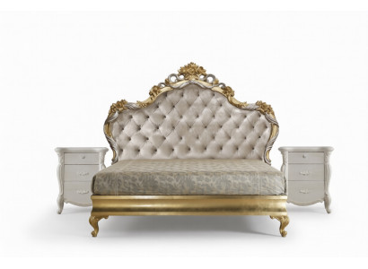Mooi bed in klassieke stijl met een bewerkt hoofdeinde.