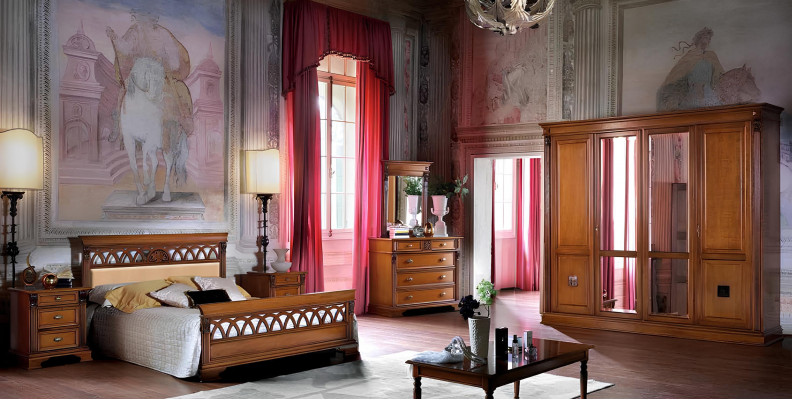 Slaapkamer set compleet: commode, bed, kledingkast, bedden, nachtkastje. 6-delige set van massief hout.