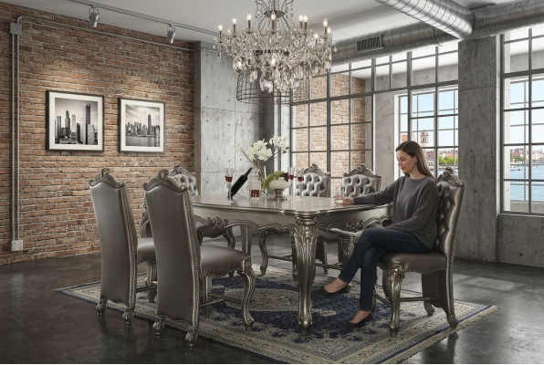 Grijze klassieke rechthoekige eettafel met 8 Chesterfield houten leren stoelen.