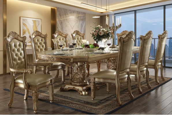 Complete beige eetkamerset Luxueuze eettafel met leren stoelen.