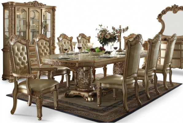 Complete beige eetkamerset Luxueuze eettafel met leren stoelen.