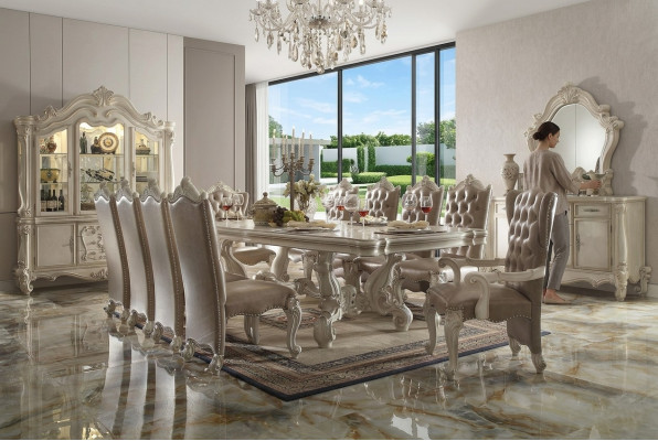 Klassieke eetkamerset in oud wit. Grote eettafel met Chesterfield stoelen.
