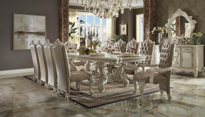 Klassieke eetkamerset in oud wit. Grote eettafel met Chesterfield stoelen.