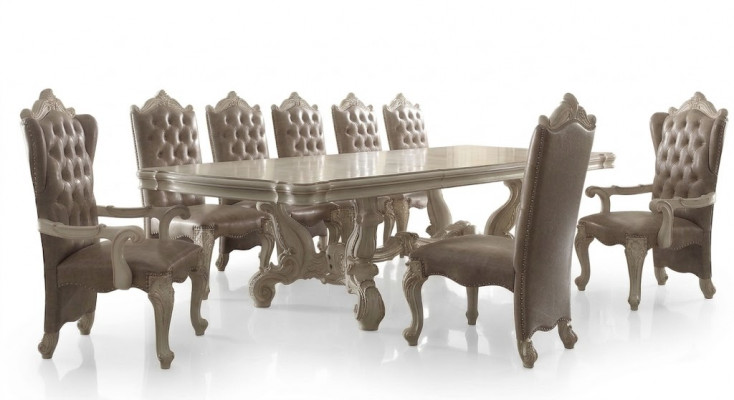 Klassieke eetkamerset in oud wit. Grote eettafel met Chesterfield stoelen.