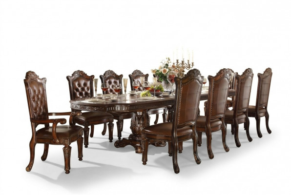 Luxe barokstijl eetkamerset met designer eettafel en bruine Chesterfield stoelen.