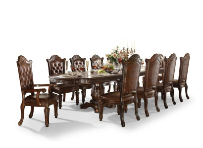 Luxe barokstijl eetkamerset met designer eettafel en bruine Chesterfield stoelen.