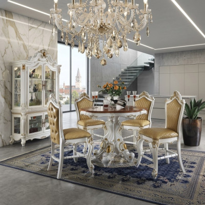 Klassieke witte eetkamerset met stijlvolle eettafel, stoelen en vitrine.
