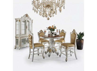 Klassieke witte eetkamerset met stijlvolle eettafel, stoelen en vitrine.