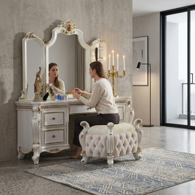 Uitgesneden barok meubelen kaptafel kruk decoratieve spiegel slaapkamer.