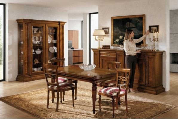 Volledige eettafel 4 stoelen eetkamerset eetgroep houten set vitrine dressoir.