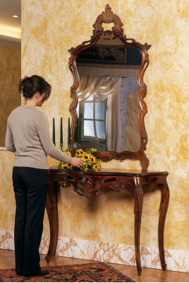Spiegelconsole in landelijke stijl met spiegelkaptafel en bruine console.