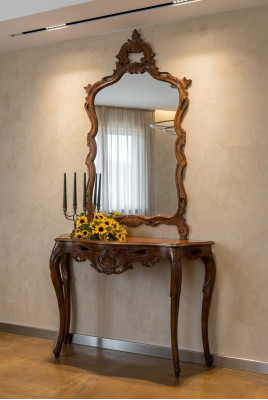 Spiegelconsole in landelijke stijl met spiegelkaptafel en bruine console.