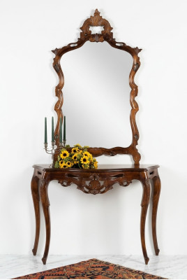 Spiegelconsole in landelijke stijl met spiegelkaptafel en bruine console.