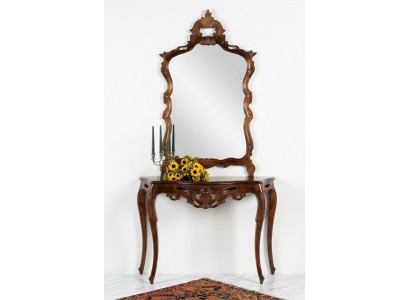 Spiegelconsole in landelijke stijl met spiegelkaptafel en bruine console.