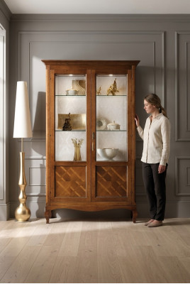 Woonkamer dressoir glazen kast vitrine eetkamer dressoir houten kasten meubels.