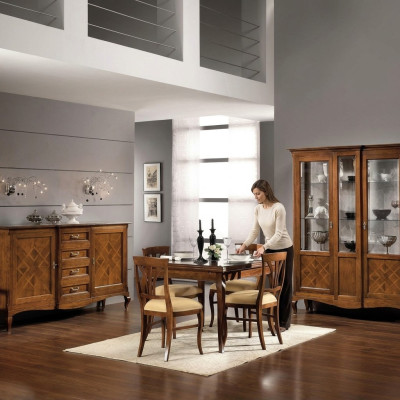 Eetkamerset dressoir 4 stoelen vitrinegroep eetkamertafel 7-delig.