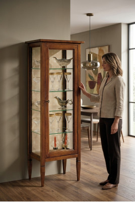 Woonkamer vitrinekast boekenplank dressoir klassieke meubels planken hout  Woonkamer vitrinekast boekenplank dressoir klassieke meubels planken hout