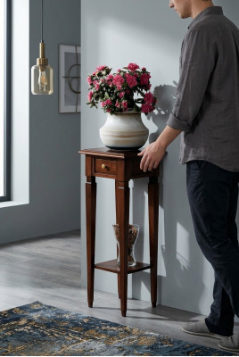 Houten bloemenstandaard in bruin met lade en plank.
