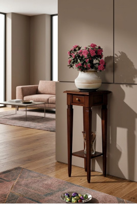 Houten bloemenstandaard in bruin met lade en plank.