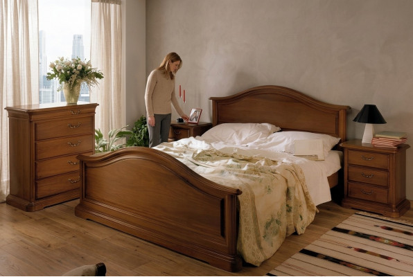 Koop een groot tweepersoonsbed in een klassiek eenvoudige stijl van natuurlijk hout.