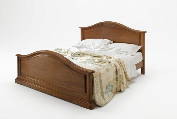 Koop een groot tweepersoonsbed in een klassiek eenvoudige stijl van natuurlijk hout.