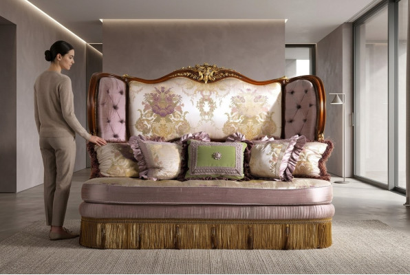 Tijdloze elegantie. Stijlvolle paarse Chesterfield driezitsbank voor in uw huis.
