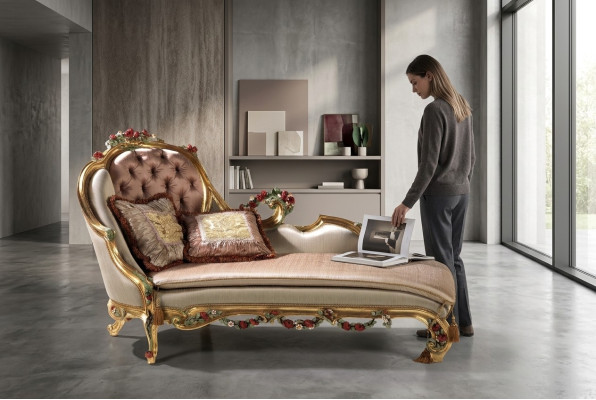 Luxe chaise longue met decoratieve snijwerk