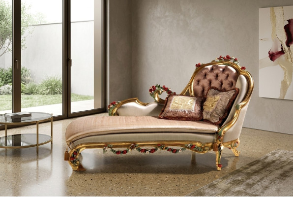 Luxe chaise longue met decoratieve snijwerk