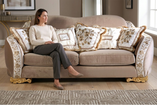 Klassieke Chesterfield-sofa met drie zitplaatsen voor stijlvolle woonruimtes.