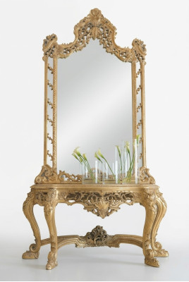 Luxe gesneden console tafel en spiegel in een elegante omlijsting.