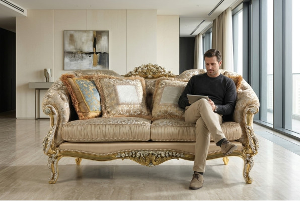 Klassieke beige Chesterfield tweezitter gestoffeerd met houten frame.