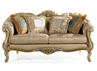 Klassieke beige Chesterfield tweezitter gestoffeerd met houten frame.