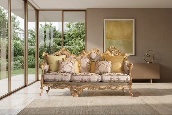 Klassieke Chesterfield-bank met met de hand gesneden details.