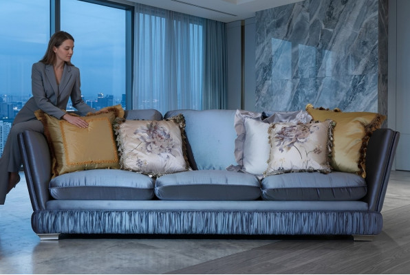 Klassieke driepersoonsbank in het blauw voor de woonkamer van textiel. ListViewItem Klassieker.